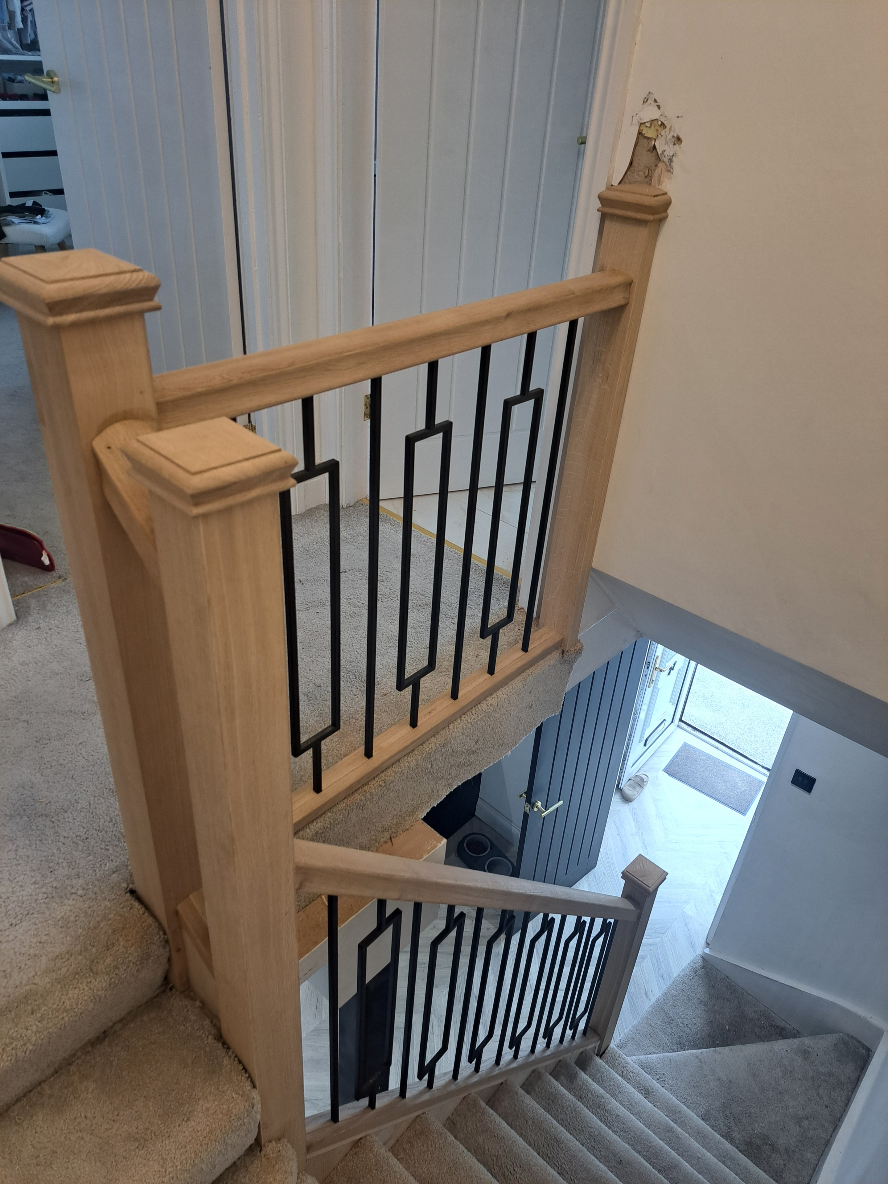 Oak Handrail & Metal Balustrade Detail